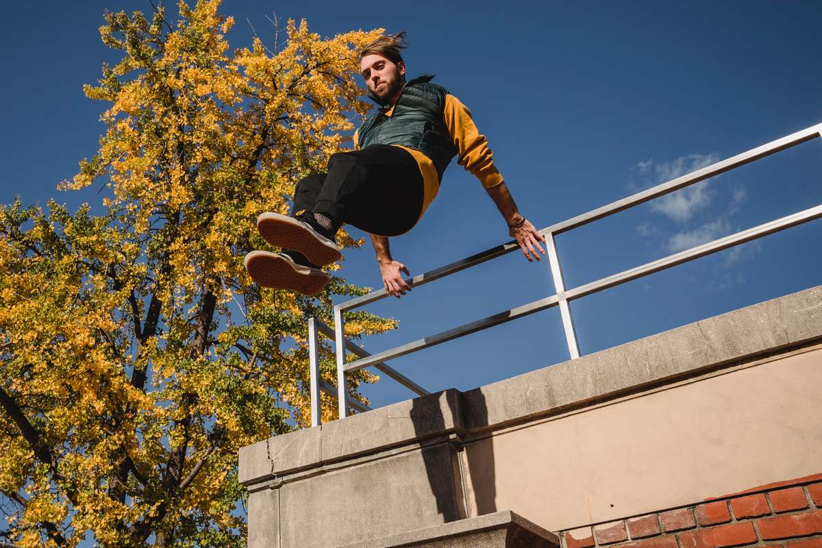 Młody mężczyzna uprawiający parkour