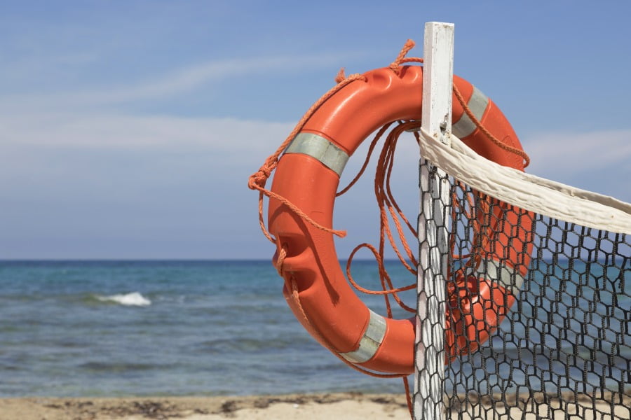 koło ratunkowe przy stanowisku ratownika na plaży