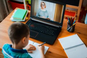 nauka zdalna, chłopiec uczy się online