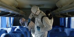 Służby epidemiologiczne dezynfekują autobus