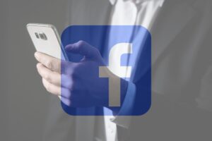 Mężczyzna przeglądający Fanpage, facebooku mobilny