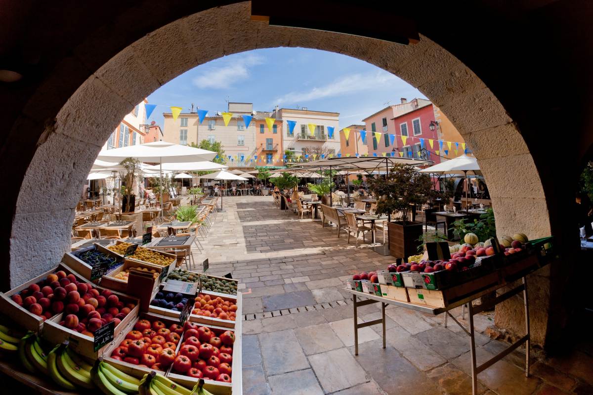 Francuska Riviera, rynek z towarami i restauracjami