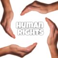 dłonie otulające napis Prawa człowieka