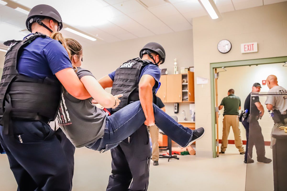 Alarm bombowy, atak nożownika lub inne zagrożenie w szkole &ndash; jak się zachować?
