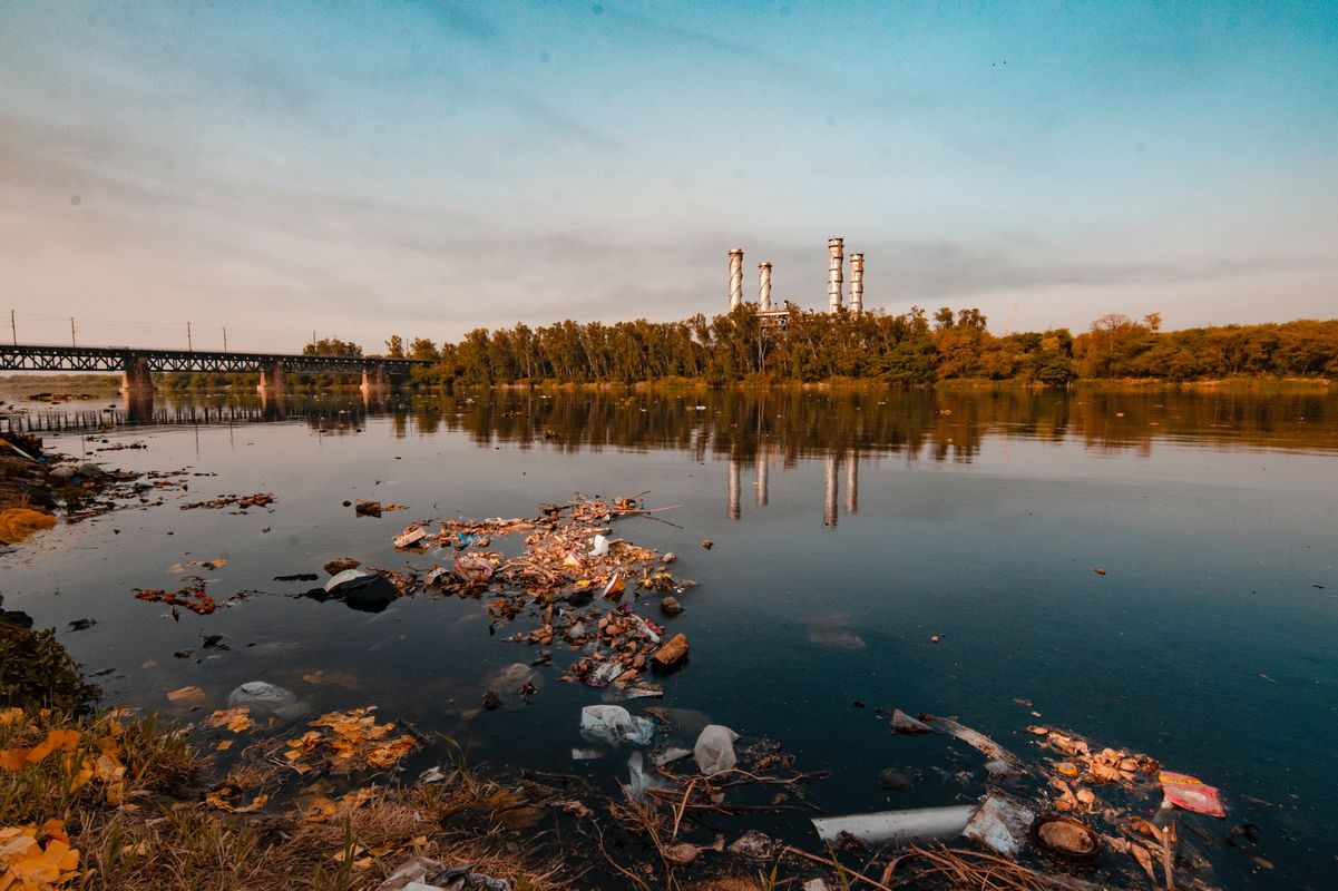 śmieci i ścieki pływające w rzece