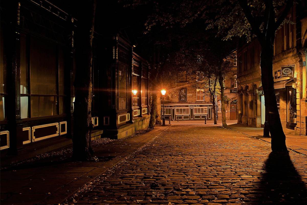 alley-89197_1920Prawa miejskie Miasto z kamienicami nocą