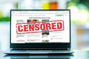 Cenzura internetu. Ekran laptopa z pieczątką „censored”