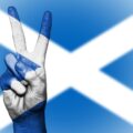 Flaga Szkocji i dłoń wzniesiona w symbolu victorii