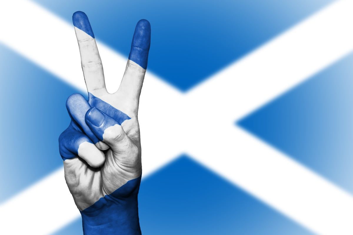 scotland-2132736Szkocja Flaga Szkocji i dłoń wzniesiona w symbolu victorii