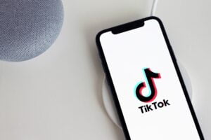 Smartfon z aplikacją TikTok