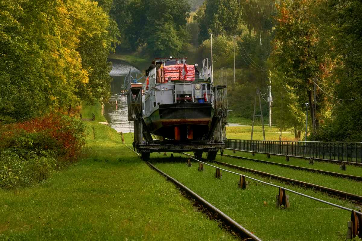 Pochylnia Kanału Elbląskiego i transport statku