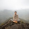 dziewczyna medytująca na szczycie góry