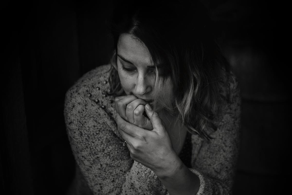 pexels-kat-jayne-736843Rozwarstwienie społ Smutna, zmartwiona dziewczyna na szarym tle