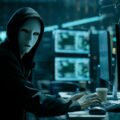Hacker w masce przed komputerem