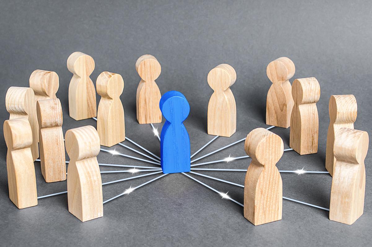 The blue person is connected with employees by wide network of lines. At the center of a complex large system. Communication social. Cooperation, collaboration. Project leadership personnel management Lider stojący wśród grupy