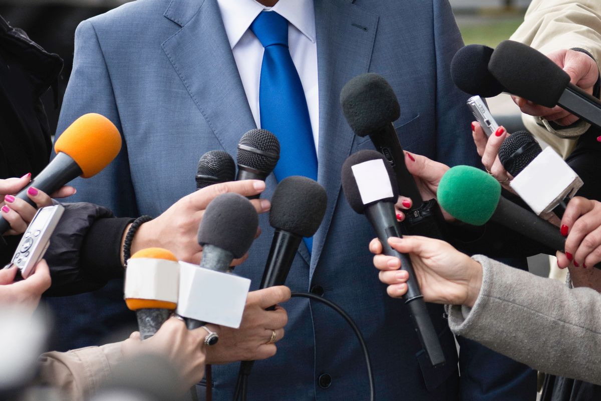 Media interview Wywiad dla mediów. Grupa dziennikarzy zadaje pytania politykowi