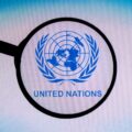 Lupa nad logo ONZ