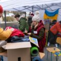 Wolontariusze pakujący paczki dla Ukrainy