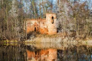 Wielkopolski Park Narodowy. Ruiny zameczku na Wyspie Zamkowej na Jeziorze Góreckim