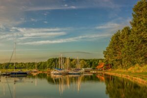 Mazury, wschód słońca, widok na przystań