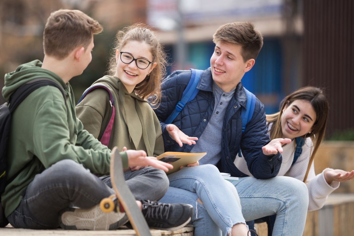 Group of positive teenagers having fun together grupa uśmiechniętych nastolatków