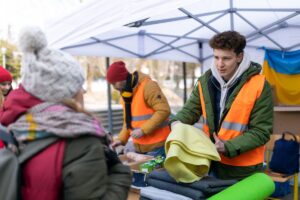 Wolontariusze udzielają pomocy potrzebującym uchodźcom z Ukrainy