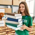Nastolatka - wolontariuszka - trzyma książki