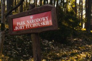 Tabliczka z napisem Park Narodowy Bory Tucholskie