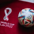 flaga i piłka mundialu w Katarze 2022
