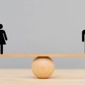 równouprawnienie - kobieta i mężczyzna stoją na równoważni