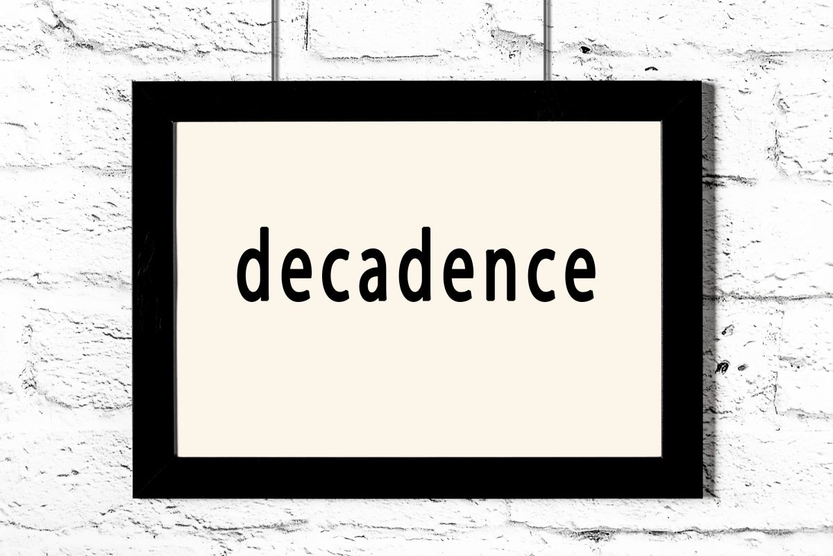 Tablica z napisem decadence (dekadentyzm)